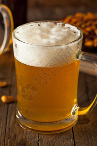 杯子里的金啤酒为Oktober图片