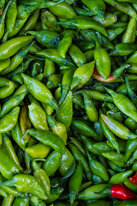 红色和绿色辣椒堆也被称为几内亚香料牛角胡椒炽热辣椒aleva图片