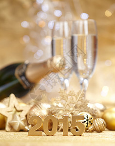 带有装饰和香槟杯的新年概念图片