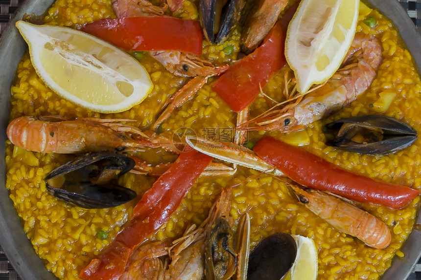 典型西班牙海鲜饭的顶视图图片