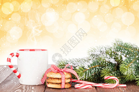 圣诞树枝饼干和面包红酒杯背图片