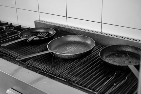 电饭煲上的煎锅黑白照片图片