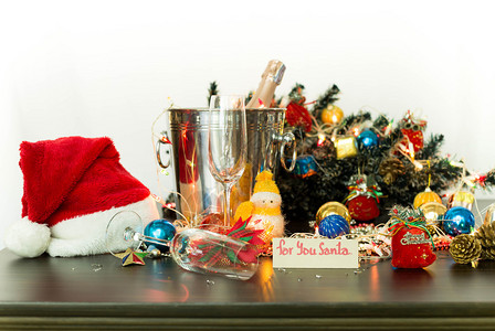 用香槟酒和圣诞帽庆祝圣诞节图片