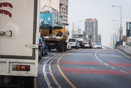 交通与高速公路上一排汽车在高峰清图片