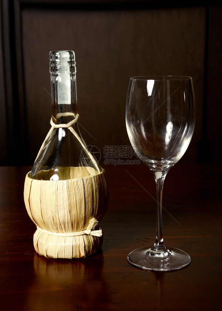 老式稻草瓶酒和玻璃酒图片