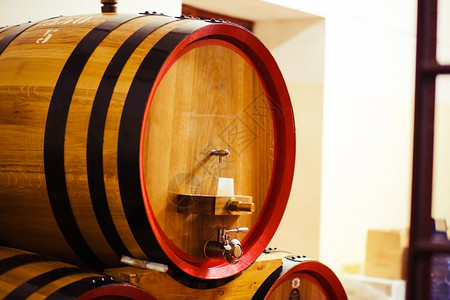 木制葡萄酒桶和红酒种植厂图片
