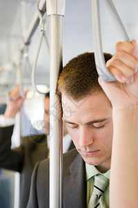 睡在火车上的商人图片