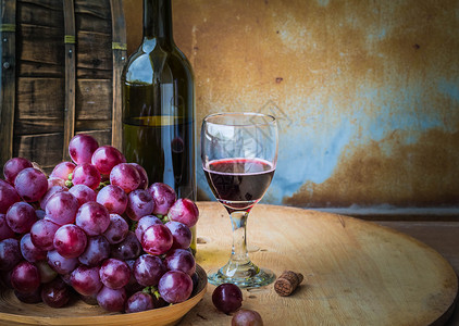 葡萄酒和葡萄在图片