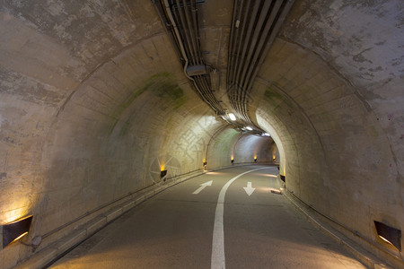 山区城市隧道内没有交通图片