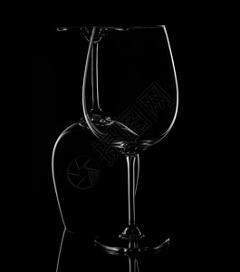 黑色背景的WineGlassWineSillhouette图片