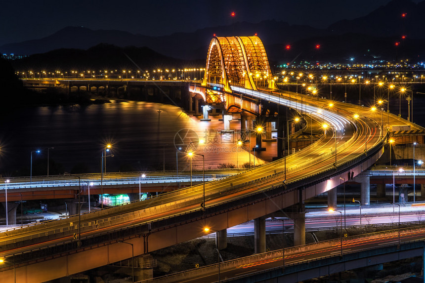 夜间拍摄的汉江上有高速公路的Banghwa桥长时间曝光视图片