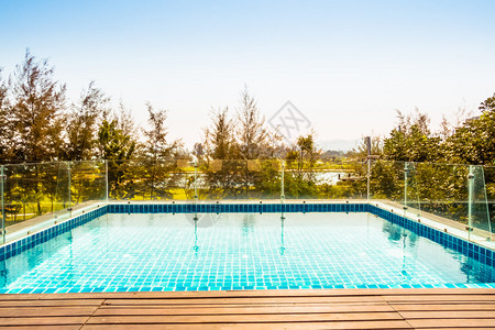 酒店泳池度假村的空游泳池和豪华游泳池复古和增强图片