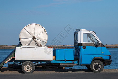运送渔网的小卡车在西班牙图片