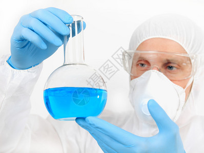 男化学家在实验室图片