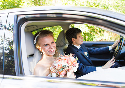 新娘和新郎在车里图片