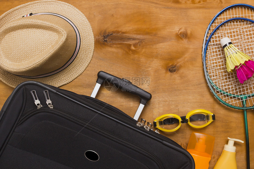 木制背景上的手提箱和旅行包图片