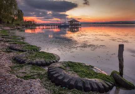 美丽的日落风景湖边有轮胎图片