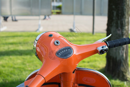 摩托车方向盘橙色复古风格图片