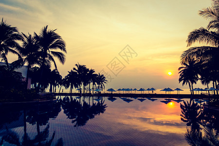 日落时间旅馆度假胜地旧过滤器和推进彩色加工的美丽豪华游泳池周围图片