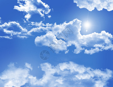 景观与云彩和太阳的蓝天图片