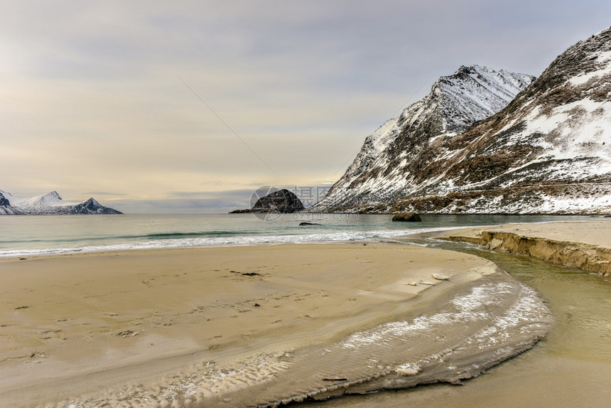 冬天的挪威罗弗敦群岛的Haukland海滩图片
