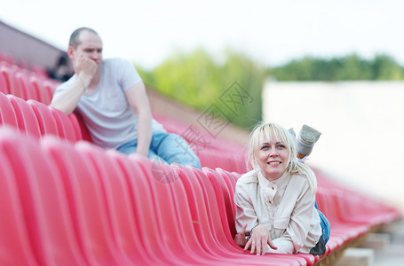 体育场那男的和那个女的女孩笑背景图片