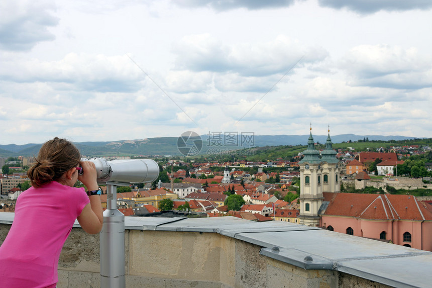 小女孩透过目视望远镜看老城匈牙利Eger图片