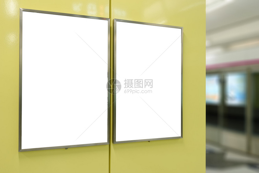 具有平台背景的现代黄色墙上两个大型垂直肖像定图片