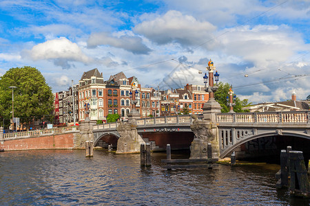 Blauwbrug桥和荷兰阿姆斯特丹美丽的天空下的典图片