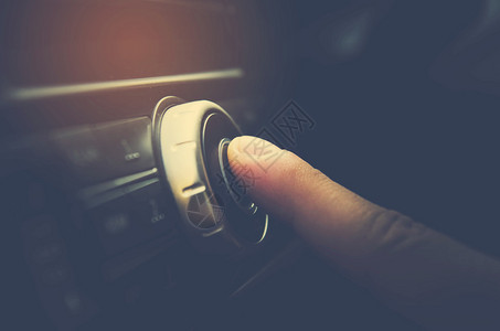 手指按汽车电源按钮图片