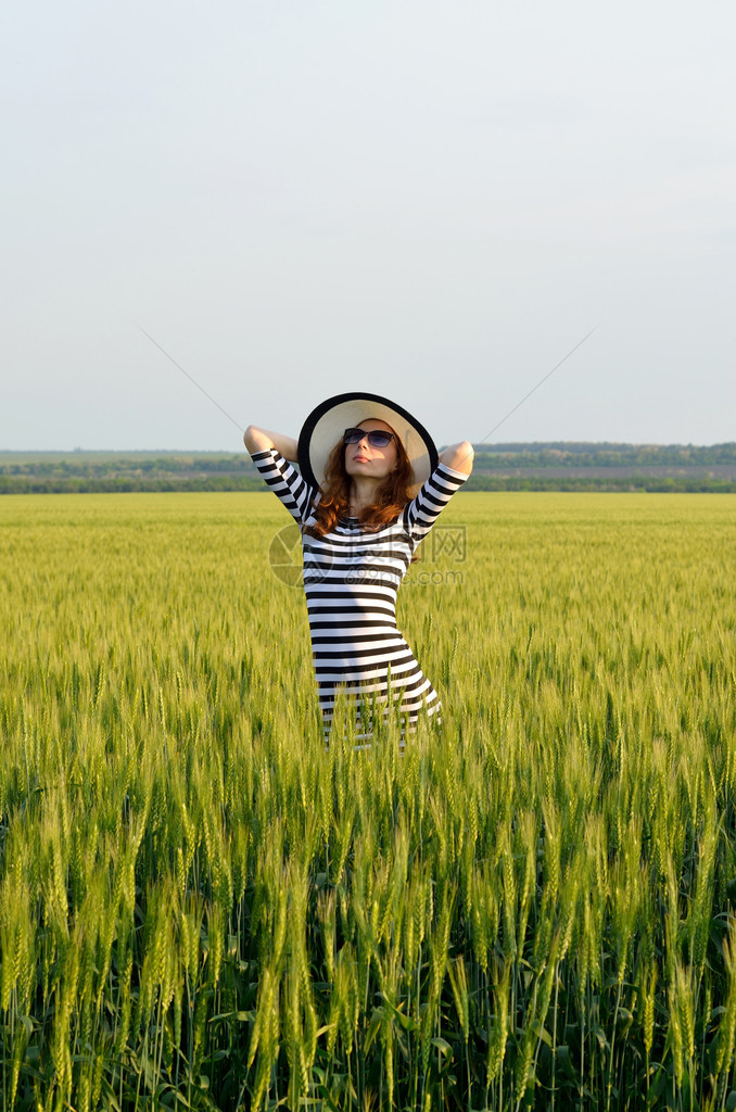 摆在外地夏天照片的少妇条纹连衣裙和帽子的女孩一图片