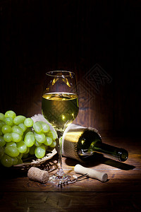 酒瓶葡萄和一杯白葡萄酒图片