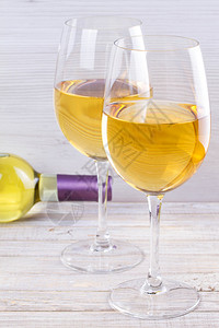 眼镜和瓶白葡萄酒图片