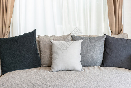 现代沙发上有一套枕头套枕头以白色图片