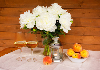 白牡丹花束酒杯灯笼和桃子图片