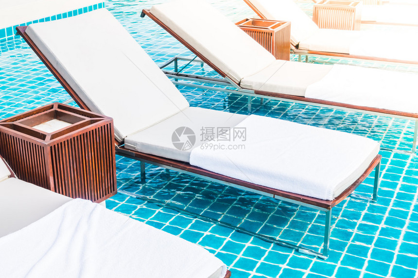 酒店度假胜地游泳池周围美丽的豪华坐椅过滤效图片
