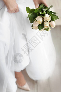 穿着漂亮的婚纱新娘图片