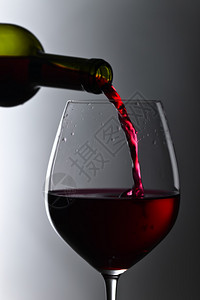 瓶和杯红酒的剪影图片