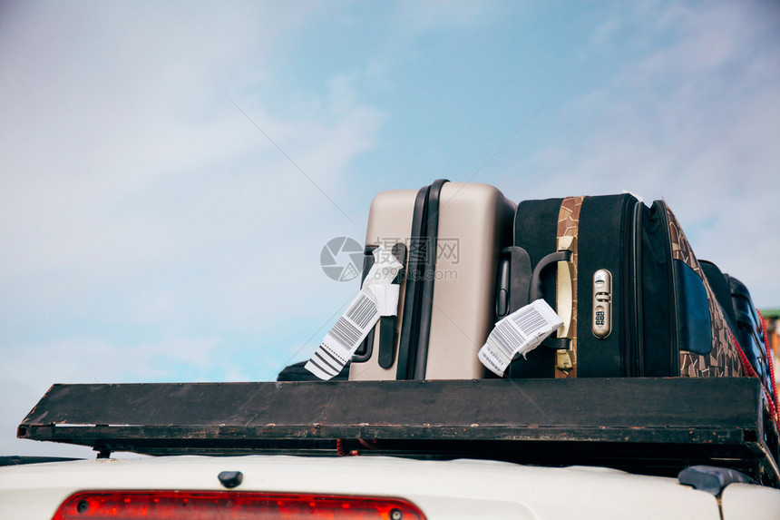 行李和行李袋安排在车顶上准备以图片