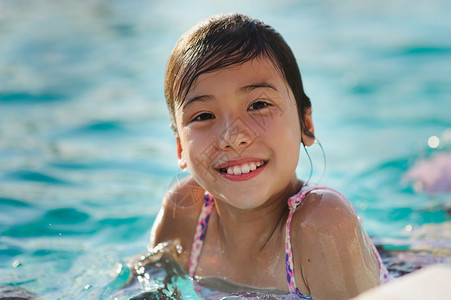 游泳池中的亚洲女孩女孩微笑看着相机图片