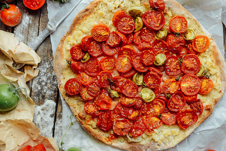 樱桃番茄木火披萨自制马格赫丽塔披萨配有混合蔬菜的披萨背景图片