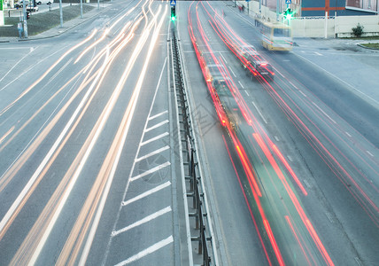 城市道路和汽车在晚上灯光模糊的行驶图片