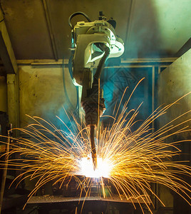 汽车工厂的焊接机器人运动图片