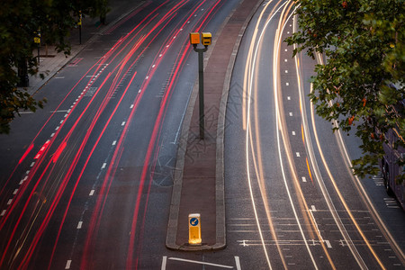 晚上在伦敦银行的汽车交通灯光图片