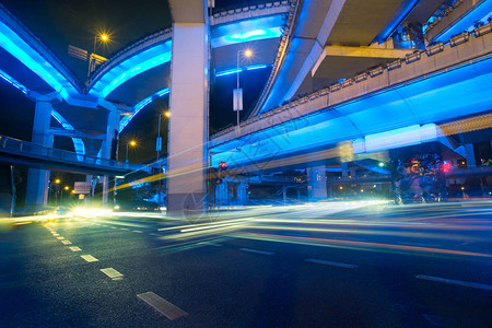 上海夜间城市景观与交通和尾灯图片