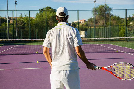 职业网球运动员在网球场上打比赛图片