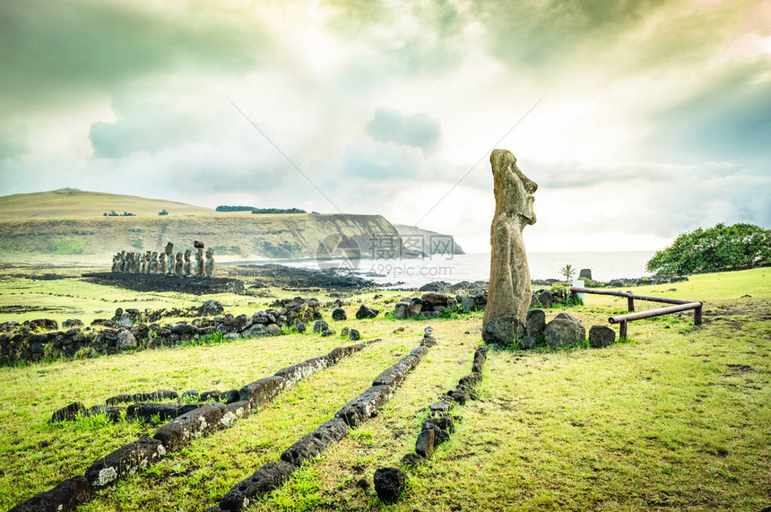 智利世界著名复活节岛AhuTongariki景点入口处的MoaiHaereKiHaho旅行雕像旅行癖概念戏剧多云天空上的生图片