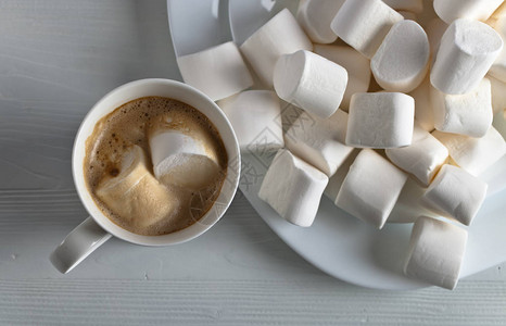 棉花糖和一杯热巧克力放图片