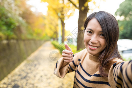 女人用数码相机拍照图片