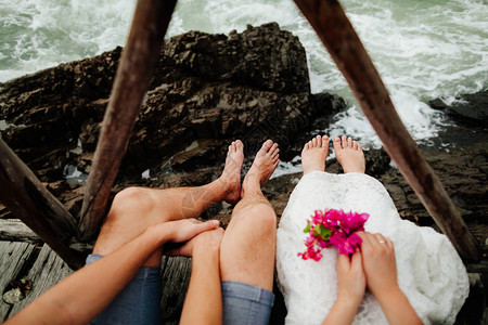 蜜月情侣在海滩上放松海景和沙滩图片